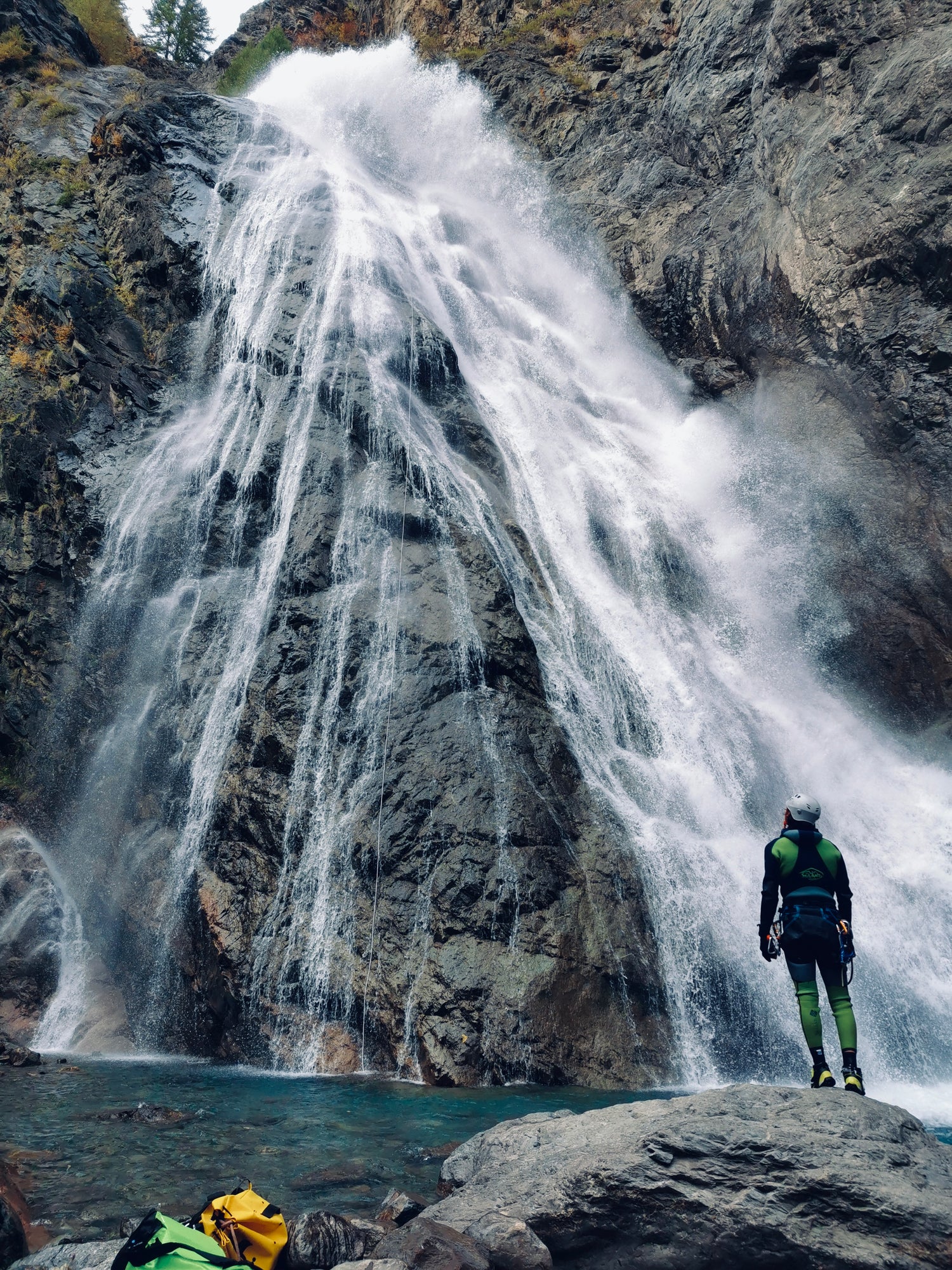voyage sur mesure voyage a themes sport ucpa agence de voyage agence de canyoning canyoning riom chatelguyon chatel-guyon aubière pont-du-chateau vertaizon chamalières clermont-ferrand durtol royat romagnat perignat les sarliève riom sport adrénalive sports extrèmes Descente en rappel le long d'une cascade pendant une initiation au canyoning Descente en rappel sous une cascade canyoning en groupe en famille evg evjf takamaka canyoning bardin vertical experience initatiaton cours canyoning en france