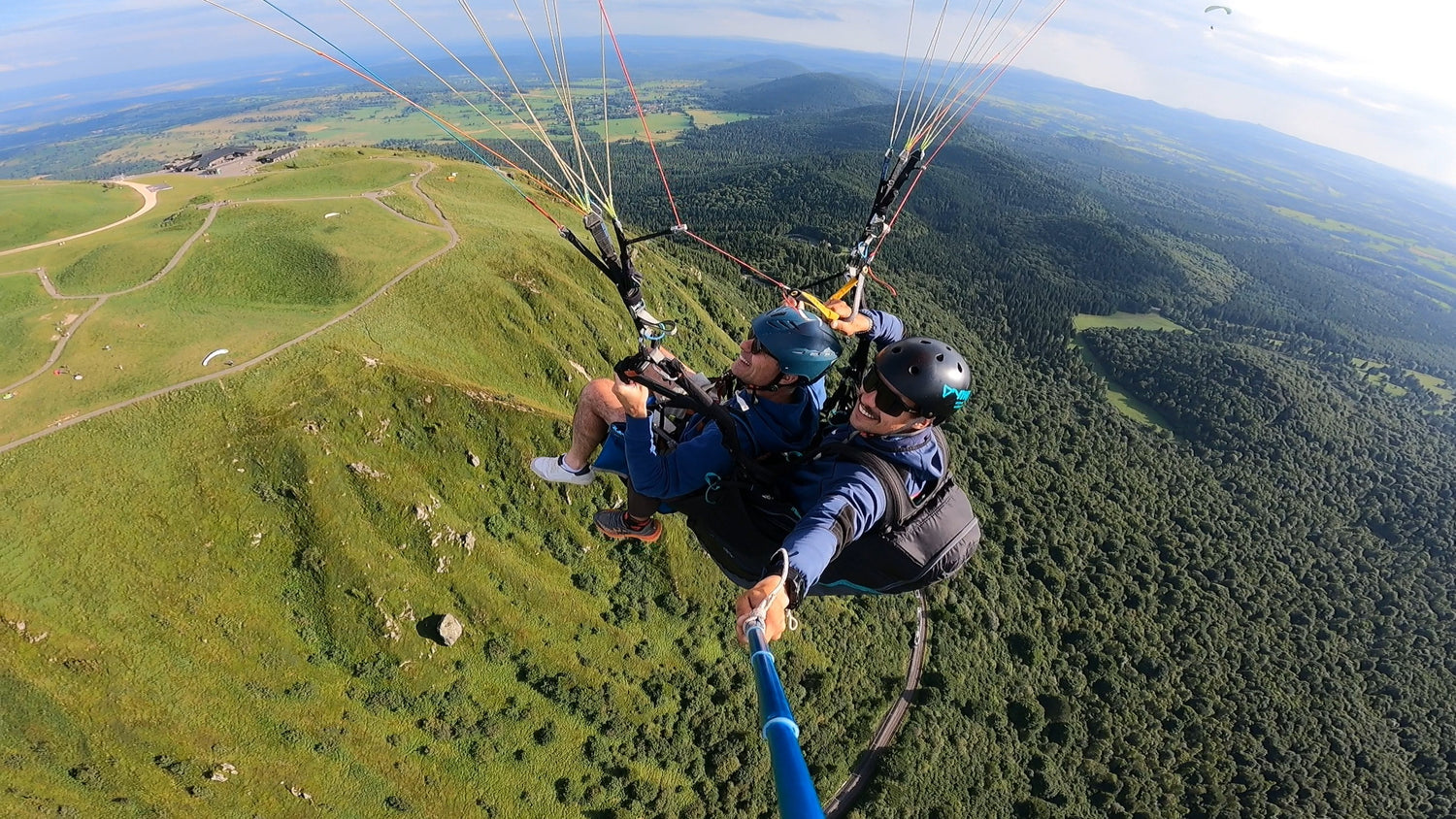 moniteur parapente agence de voyage activité de plein air riom chatelguyon chatel-guyon aubière pont-du-chateau vertaizon chamalières clermont-ferrand durtol royat romagnat perignat les sarliève riom sport adrénalive sports extrèmes Descente en rappel le long d'une cascade pendant une initiation au canyoning saut en parapente puy de dome auvergne Décollage Vol biplace en parapente encadré par un moniteur diplômé au-dessus du puy de dome vue aérienne puy de dome Atterrissage d’un parapentiste