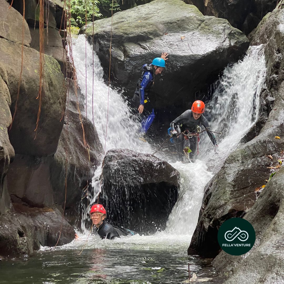 séjour en suisse sejour canyoning dans le tessin agence de voyage agence de canyoning canyoning riom chatelguyon chatel-guyon aubière pont-du-chateau vertaizon chamalières clermont-ferrand durtol royat romagnat perignat les sarliève riom sport adrénalive sports extrèmes Descente en rappel le long d'une cascade pendant une initiation au canyoning Descente en rappel sous une cascade canyoning en groupe en famille evg evjf