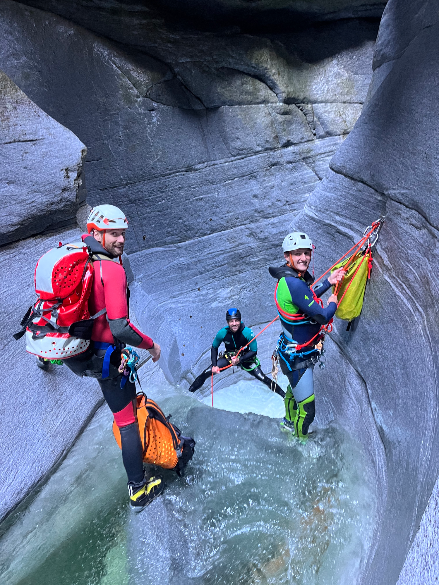 voyage sur mesure voyage a themes sport ucpa agence de voyage agence de canyoning canyoning riom chatelguyon chatel-guyon aubière pont-du-chateau vertaizon chamalières clermont-ferrand durtol royat romagnat perignat les sarliève riom sport adrénalive sports extrèmes Descente en rappel le long d'une cascade pendant une initiation au canyoning Descente en rappel sous une cascade canyoning en groupe en famille evg evjf takamaka canyoning bardin vertical experience initatiaton cours canyoning en france