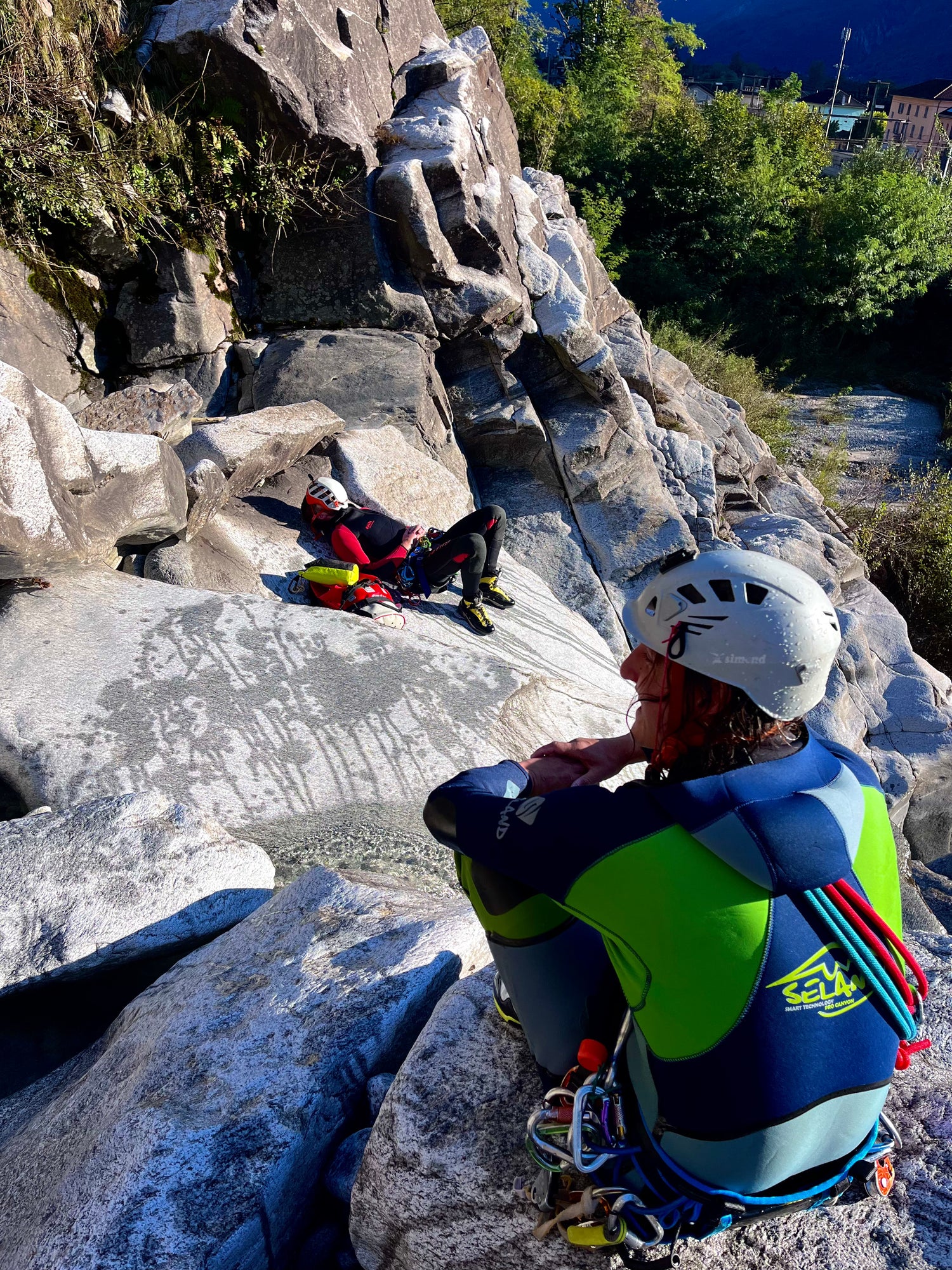 voyage sur mesure voyage a themes sport ucpa agence de voyage agence de canyoning canyoning riom chatelguyon chatel-guyon aubière pont-du-chateau vertaizon chamalières clermont-ferrand durtol royat romagnat perignat les sarliève riom sport adrénalive sports extrèmes Descente en rappel le long d'une cascade pendant une initiation au canyoning Descente en rappel sous une cascade canyoning en groupe en famille evg evjf takamaka canyoning bardin vertical experience initatiaton cours canyoning en france