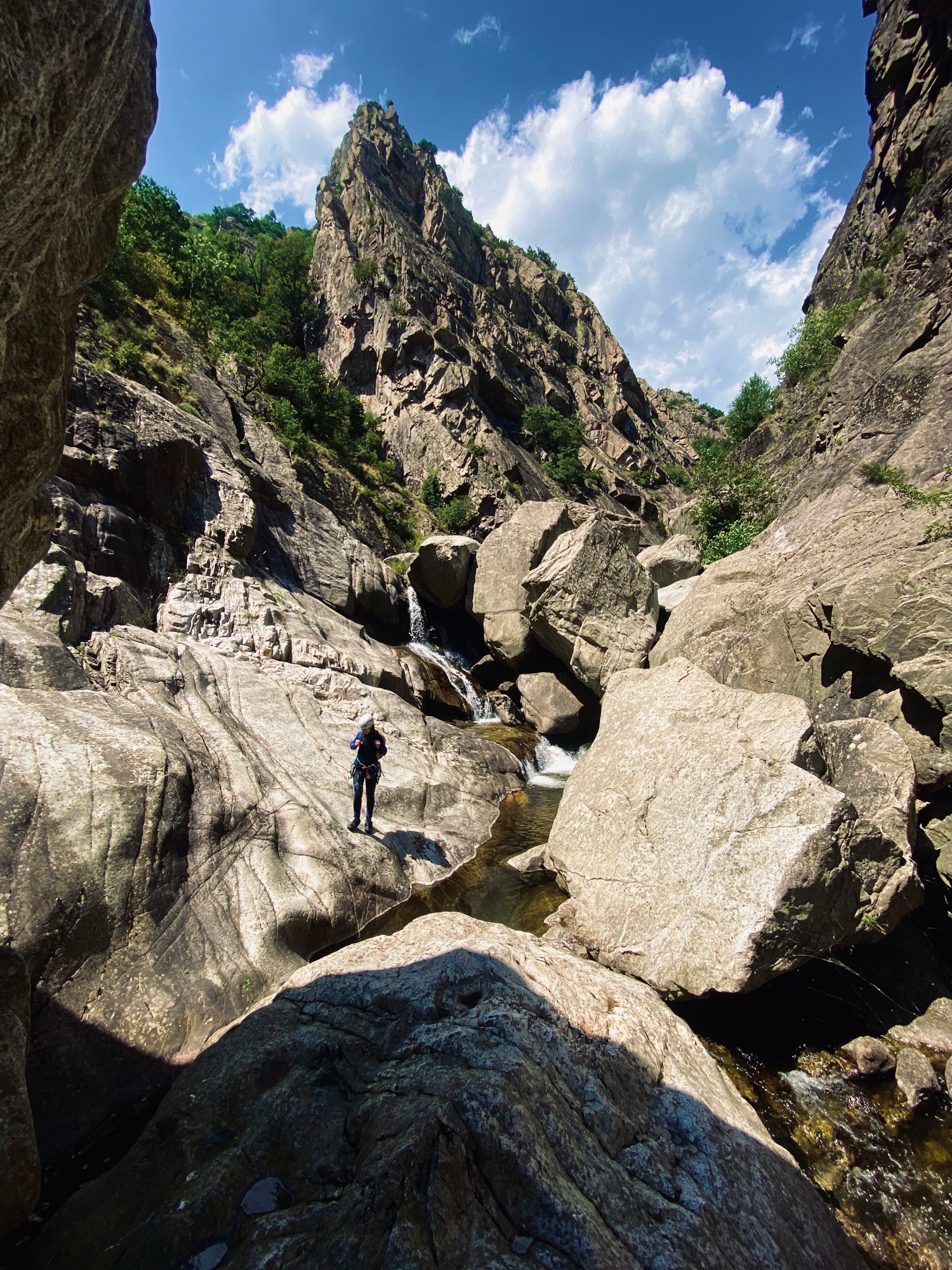 séjour en suisse sejour canyoning dans le tessin agence de voyage agence de canyoning canyoning riom chatelguyon chatel-guyon aubière pont-du-chateau vertaizon chamalières clermont-ferrand durtol royat romagnat perignat les sarliève riom sport adrénalive sports extrèmes Descente en rappel le long d'une cascade pendant une initiation au canyoning Descente en rappel sous une cascade canyoning en groupe en famille evg evjf