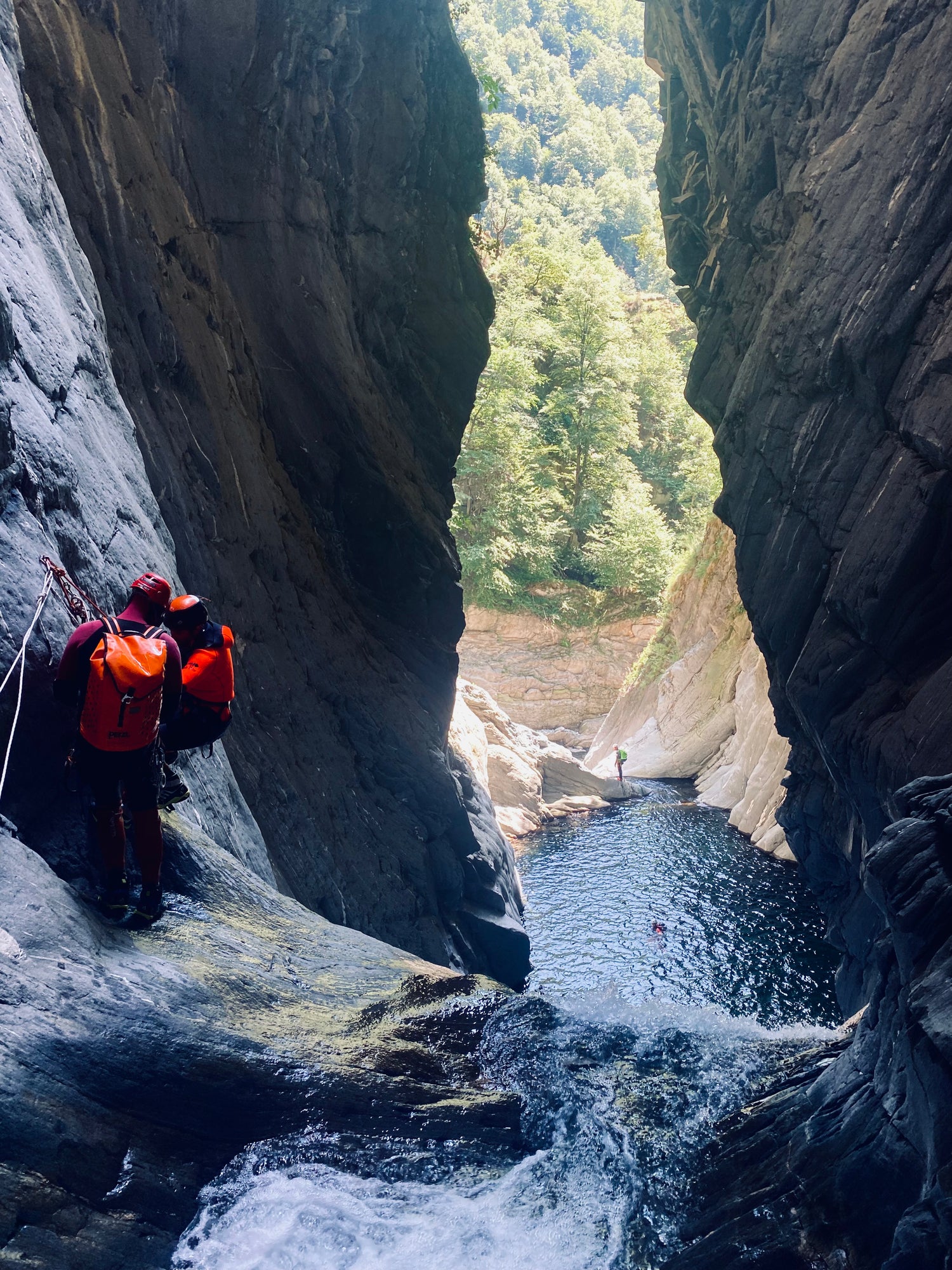 séjour en italie sejour canyoning en italie decouverte canyoning agence de voyage agence de canyoning canyoning riom chatelguyon chatel-guyon aubière pont-du-chateau vertaizon chamalières clermont-ferrand durtol royat romagnat perignat les sarliève riom sport adrénalive sports extrèmes Descente en rappel le long d'une cascade pendant une initiation au canyoning Descente en rappel sous une cascade canyoning en groupe en famille evg evjf