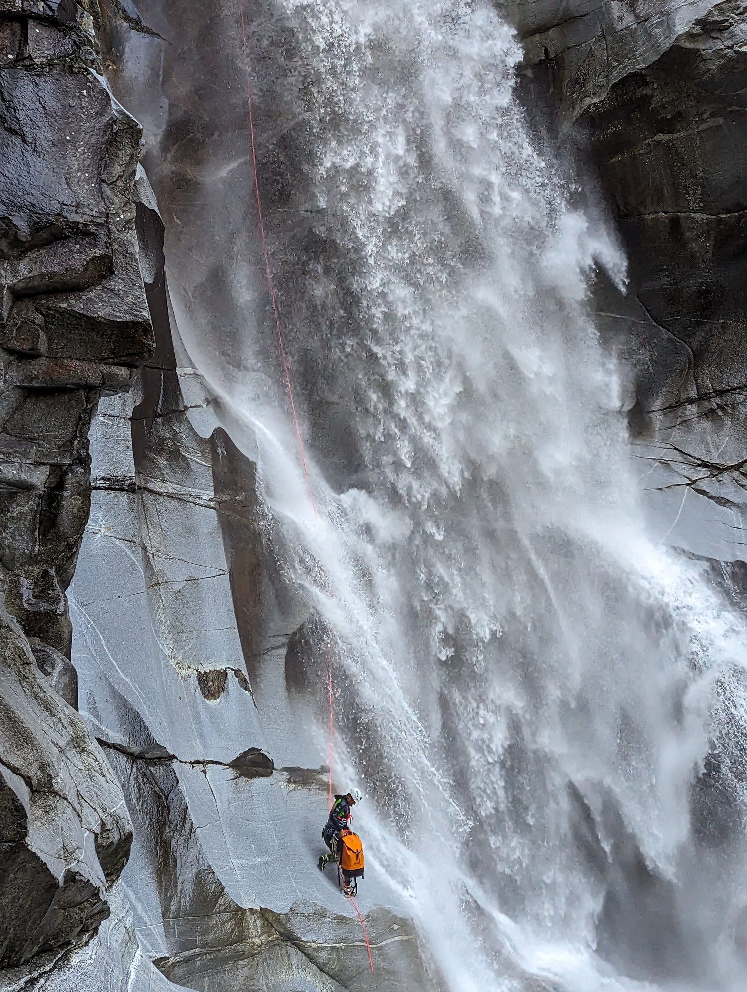 voyage sur mesure voyage a themes sport ucpa agence de voyage agence de canyoning canyoning riom chatelguyon chatel-guyon aubière pont-du-chateau vertaizon chamalières clermont-ferrand durtol royat romagnat perignat les sarliève riom sport adrénalive sports extrèmes Descente en rappel le long d'une cascade pendant une initiation au canyoning Descente en rappel sous une cascade canyoning en groupe en famille evg evjf takamaka canyoning bardin vertical experience initatiaton cours canyoning en france