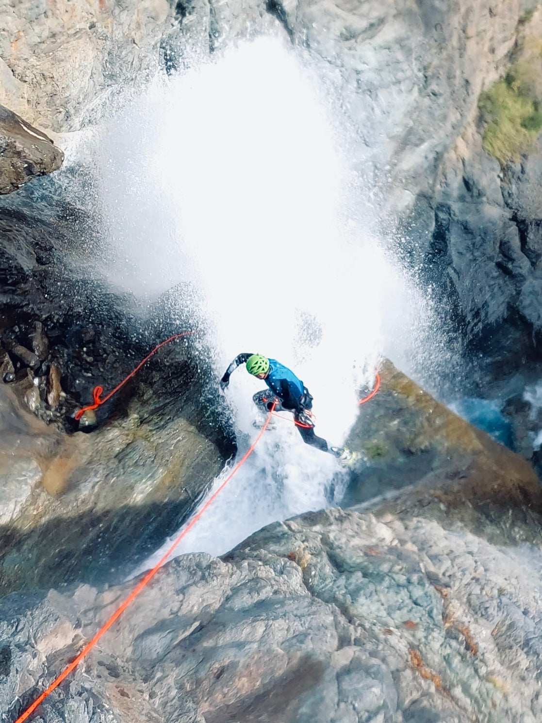 voyage sur mesure voyage a themes sport ucpa agence de voyage agence de canyoning canyoning riom chatelguyon chatel-guyon aubière pont-du-chateau vertaizon chamalières clermont-ferrand durtol royat romagnat perignat les sarliève riom sport adrénalive sports extrèmes Descente en rappel le long d'une cascade pendant une initiation au canyoning Descente en rappel sous une cascade canyoning en groupe en famille evg evjf takamaka canyoning bardin vertical experience initatiaton cours canyoning en france