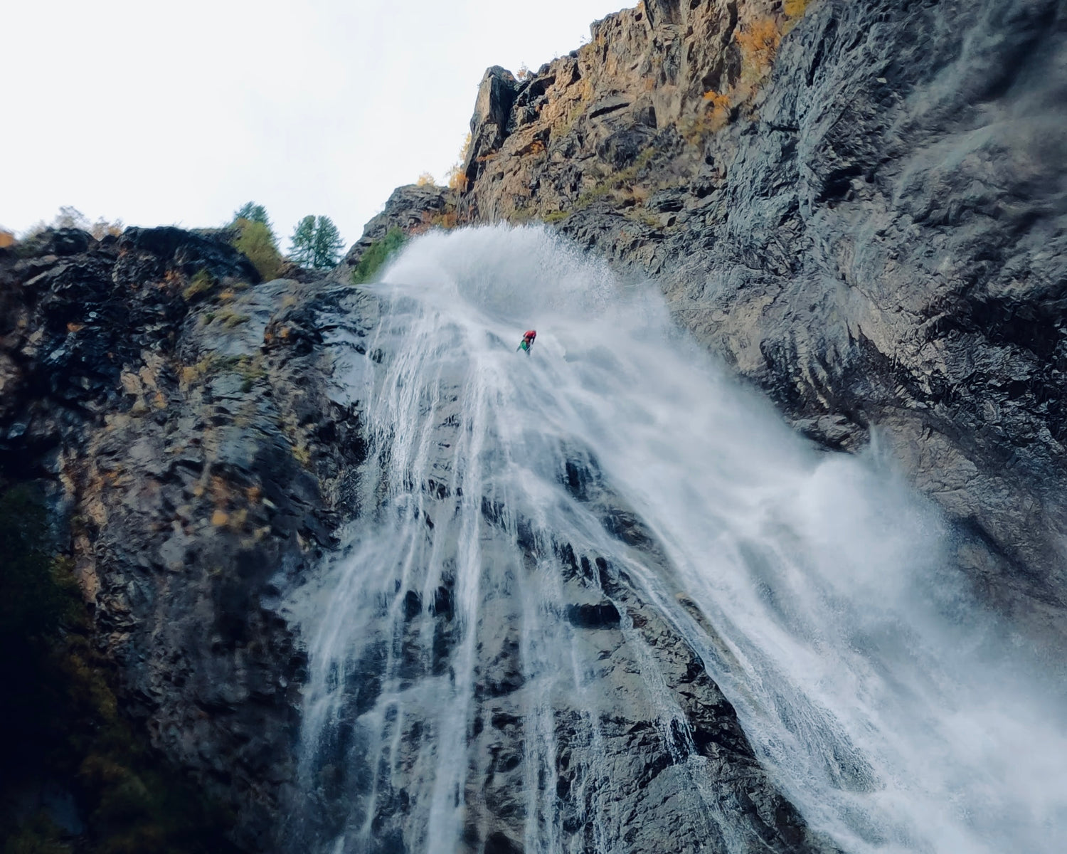 voyage sur mesure voyage a themes sport ucpa agence de voyage agence de canyoning canyoning riom chatelguyon chatel-guyon aubière pont-du-chateau nature decouverte chamalières clermont-ferrand durtol royat romagnat perignat les sarliève riom sport adrénalive sports extrèmes Descente en rappel le long d'une cascade pendant une initiation au canyoning Descente en rappel sous une cascade canyoning en groupe en famille evg evjf takamaka canyoning bardin vertical experience initatiaton cours canyoning en france 
