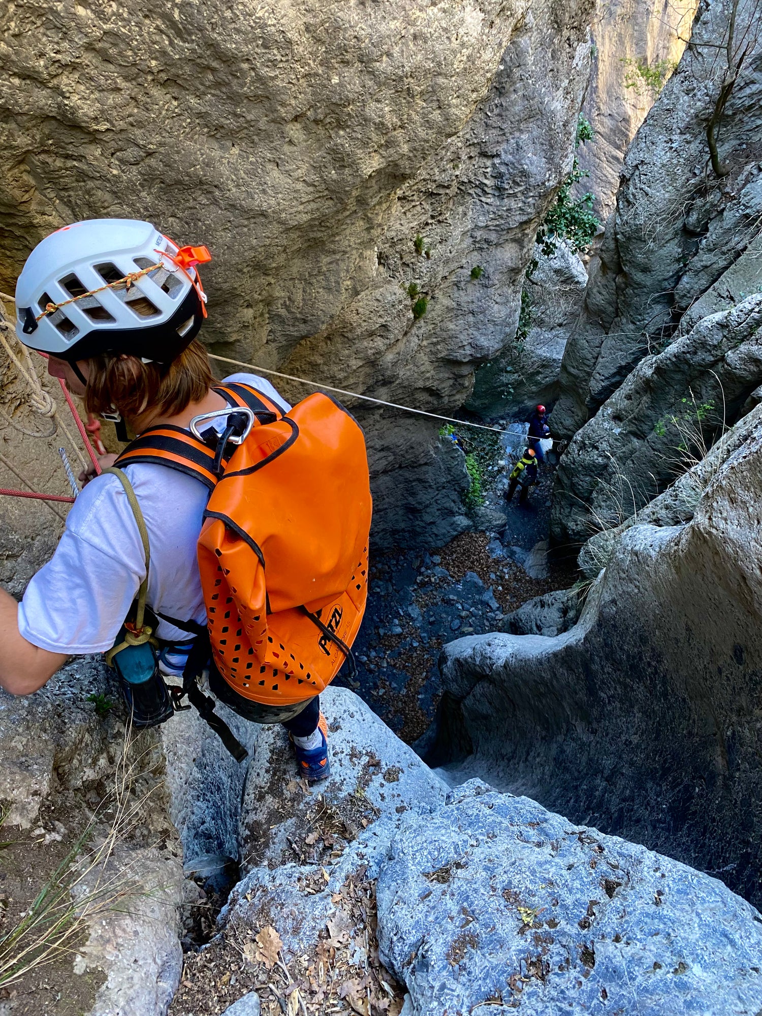baptême canyoning initatiation canyoning agence de voyage agence de canyoning canyoning riom chatelguyon chatel-guyon aubière pont-du-chateau vertaizon chamalières clermont-ferrand durtol royat romagnat perignat les sarliève riom sport adrénalive sports extrèmes Descente en rappel le long d'une cascade pendant une initiation au canyoning Descente en rappel sous une cascade canyoning en groupe en famille evg evjf
