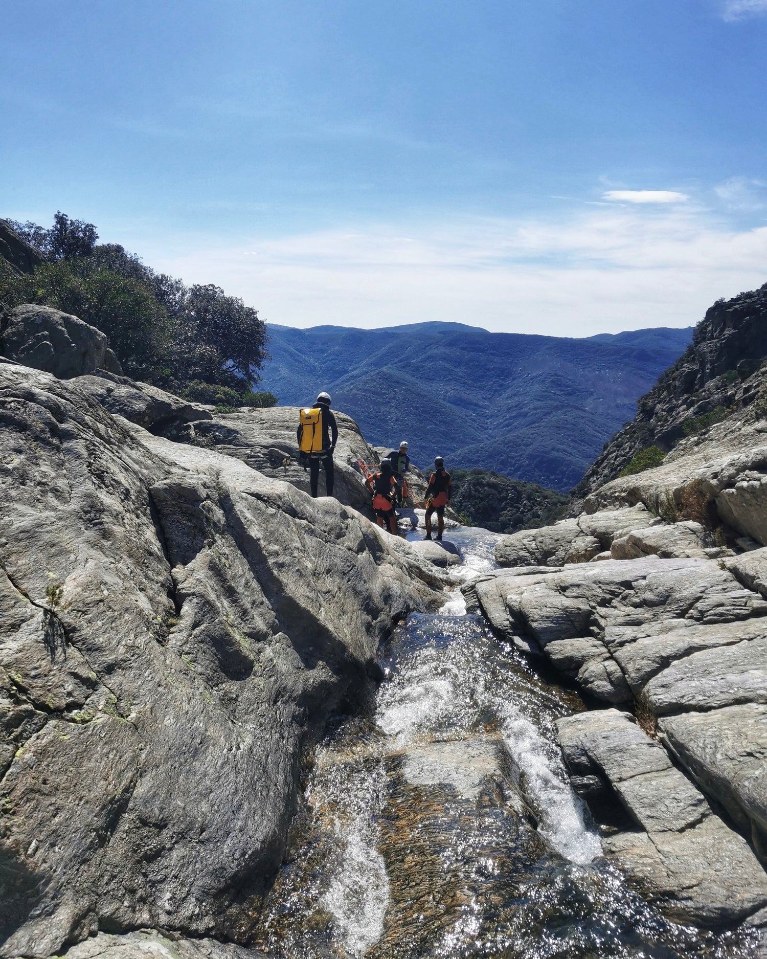 séjour en suisse sejour canyoning dans le tessin agence de voyage agence de canyoning canyoning riom chatelguyon chatel-guyon aubière pont-du-chateau vertaizon chamalières clermont-ferrand durtol royat romagnat perignat les sarliève riom sport adrénalive sports extrèmes Descente en rappel le long d'une cascade pendant une initiation au canyoning Descente en rappel sous une cascade canyoning en groupe en famille evg evjf