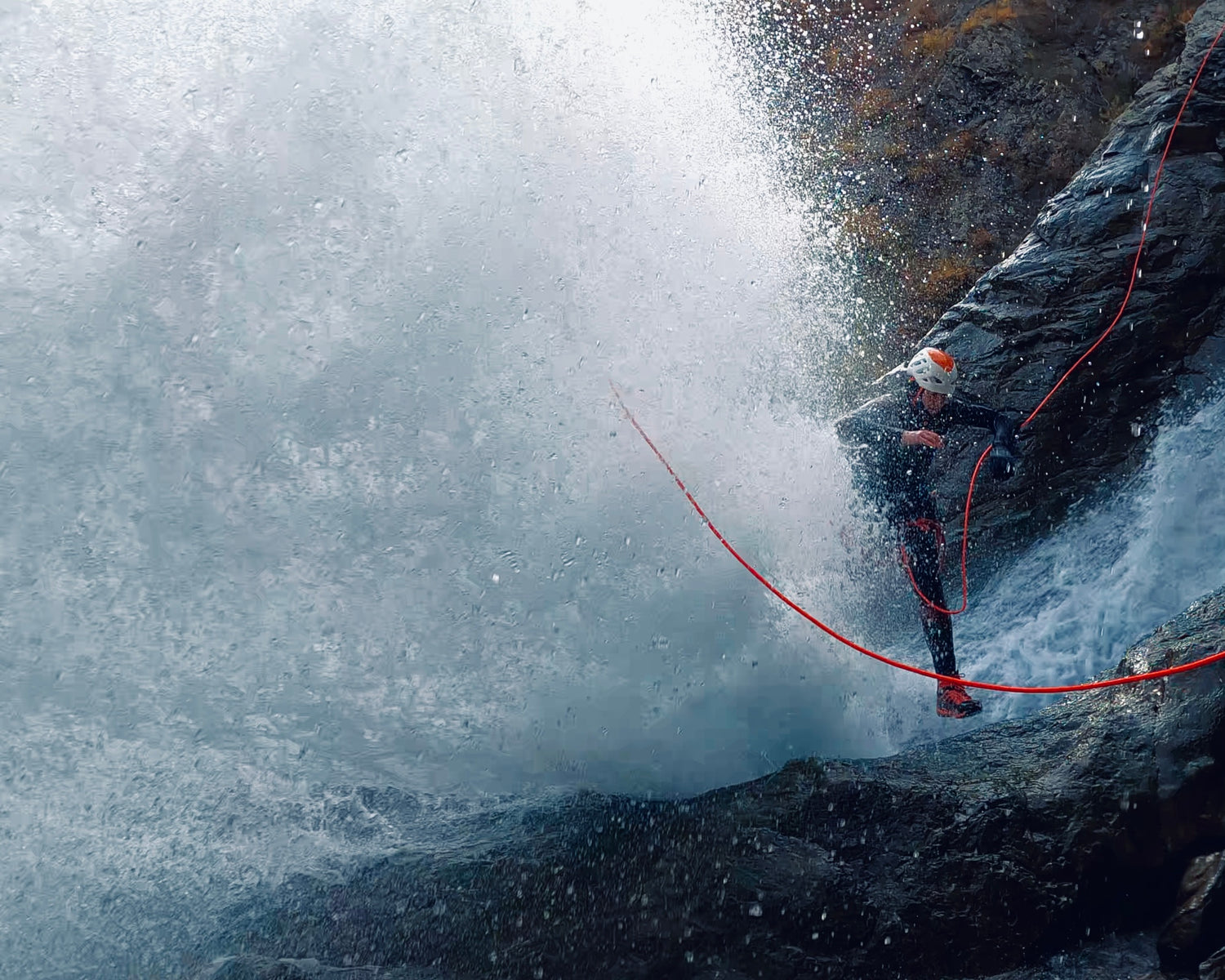 voyage sur mesure voyage a themes sport ucpa agence de voyage agence de canyoning canyoning riom chatelguyon chatel-guyon aubière pont-du-chateau nature decouverte chamalières clermont-ferrand durtol royat romagnat perignat les sarliève riom sport adrénalive sports extrèmes Descente en rappel le long d'une cascade pendant une initiation au canyoning Descente en rappel sous une cascade canyoning en groupe en famille evg evjf takamaka canyoning bardin vertical experience initatiaton cours canyoning en france 