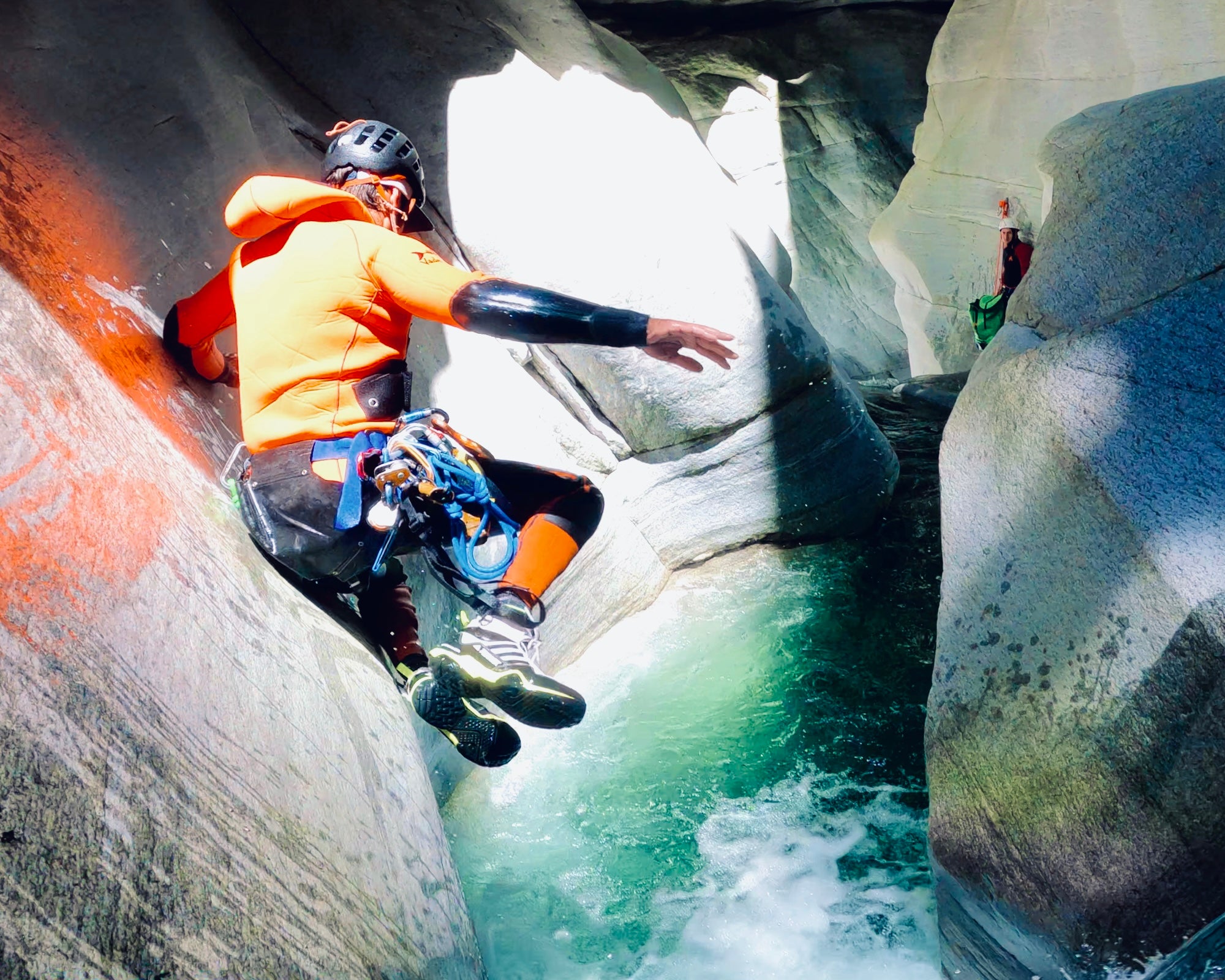 voyage sur mesure voyage a themes sport ucpa agence de voyage agence de canyoning canyoning riom chatelguyon chatel-guyon aubière pont-du-chateau vertaizon chamalières clermont-ferrand durtol royat romagnat perignat les sarliève riom sport adrénalive sports extrèmes Descente en rappel le long d'une cascade pendant une initiation au canyoning Descente en rappel sous une cascade canyoning en groupe en famille evg evjf takamaka canyoning bardin vertical experience initatiaton cours canyoning faire du canyoning