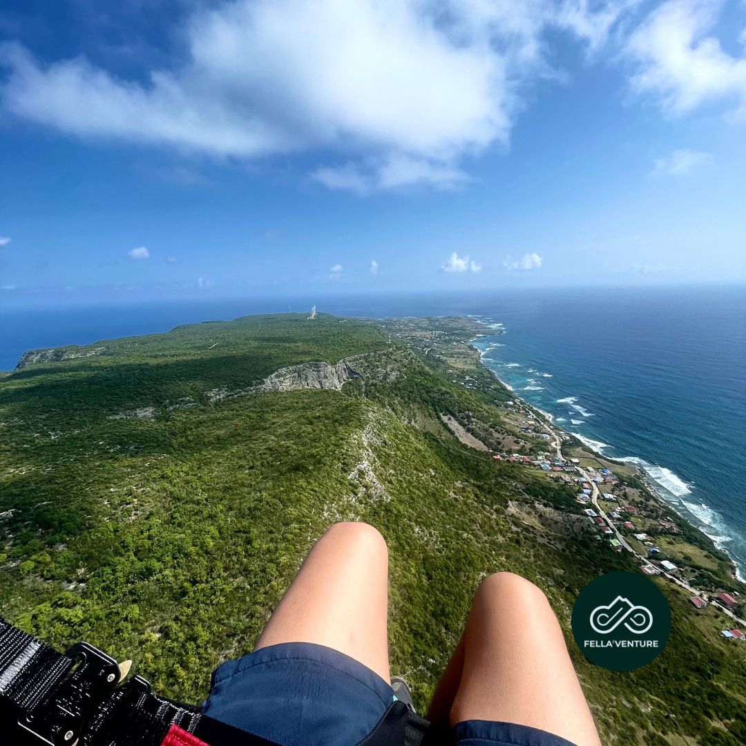 moniteur parapente agence de voyage activité de plein air riom chatelguyon chatel-guyon aubière pont-du-chateau vertaizon chamalières clermont-ferrand durtol royat romagnat perignat les sarliève riom sport adrénalive sports extrèmes Descente en rappel le long d'une cascade pendant une initiation au canyoning  saut en parapente puy de dome auvergne Décollage Vol biplace en parapente encadré par un moniteur diplômé au-dessus du puy de dome vue aérienne puy de dome Atterrissage d’un parapentiste