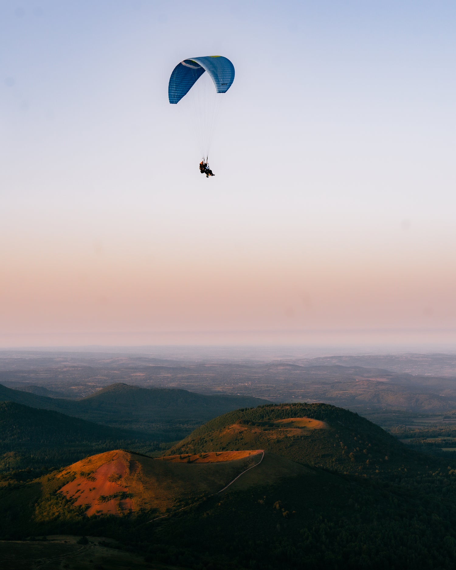 moniteur parapente agence de voyage activité de plein air riom chatelguyon chatel-guyon aubière pont-du-chateau vertaizon chamalières clermont-ferrand durtol royat romagnat perignat les sarliève riom sport adrénalive sports extrèmes Descente en rappel le long d'une cascade pendant une initiation au canyoning  saut en parapente puy de dome auvergne Décollage Vol biplace en parapente encadré par un moniteur diplômé au-dessus du puy de dome vue aérienne puy de dome Atterrissage d’un parapentiste