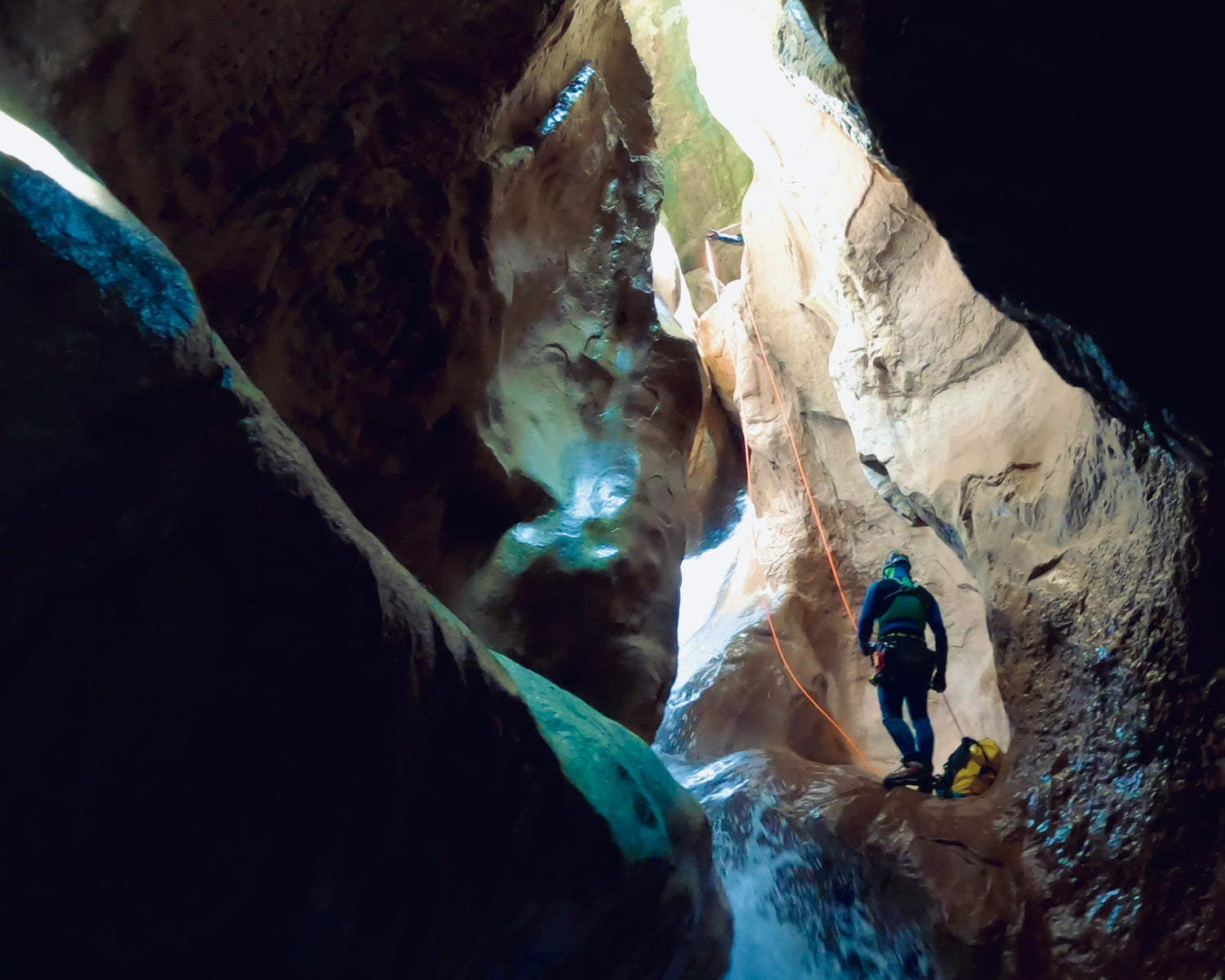 voyage sur mesure voyage a themes sport ucpa agence de voyage agence de canyoning canyoning riom chatelguyon chatel-guyon aubière pont-du-chateau vertaizon chamalières clermont-ferrand durtol royat romagnat perignat les sarliève riom sport adrénalive sports extrèmes Descente en rappel le long d'une cascade pendant une initiation au canyoning Descente en rappel sous une cascade canyoning en groupe en famille evg evjf takamaka canyoning bardin vertical experience espagne canyoning