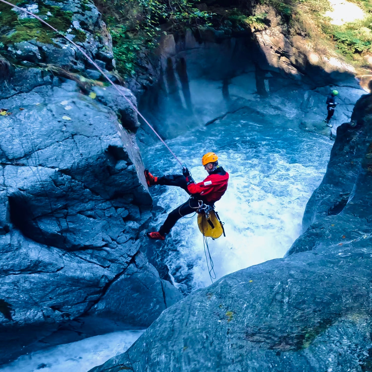 voyage sur mesure voyage a themes sport ucpa agence de voyage agence de canyoning canyoning riom chatelguyon chatel-guyon aubière pont-du-chateau nature decouverte chamalières clermont-ferrand durtol royat romagnat perignat les sarliève riom sport adrénalive sports extrèmes Descente en rappel le long d'une cascade pendant une initiation au canyoning Descente en rappel sous une cascade canyoning en groupe en famille evg evjf takamaka canyoning bardin vertical experience initatiaton cours canyoning en france 
