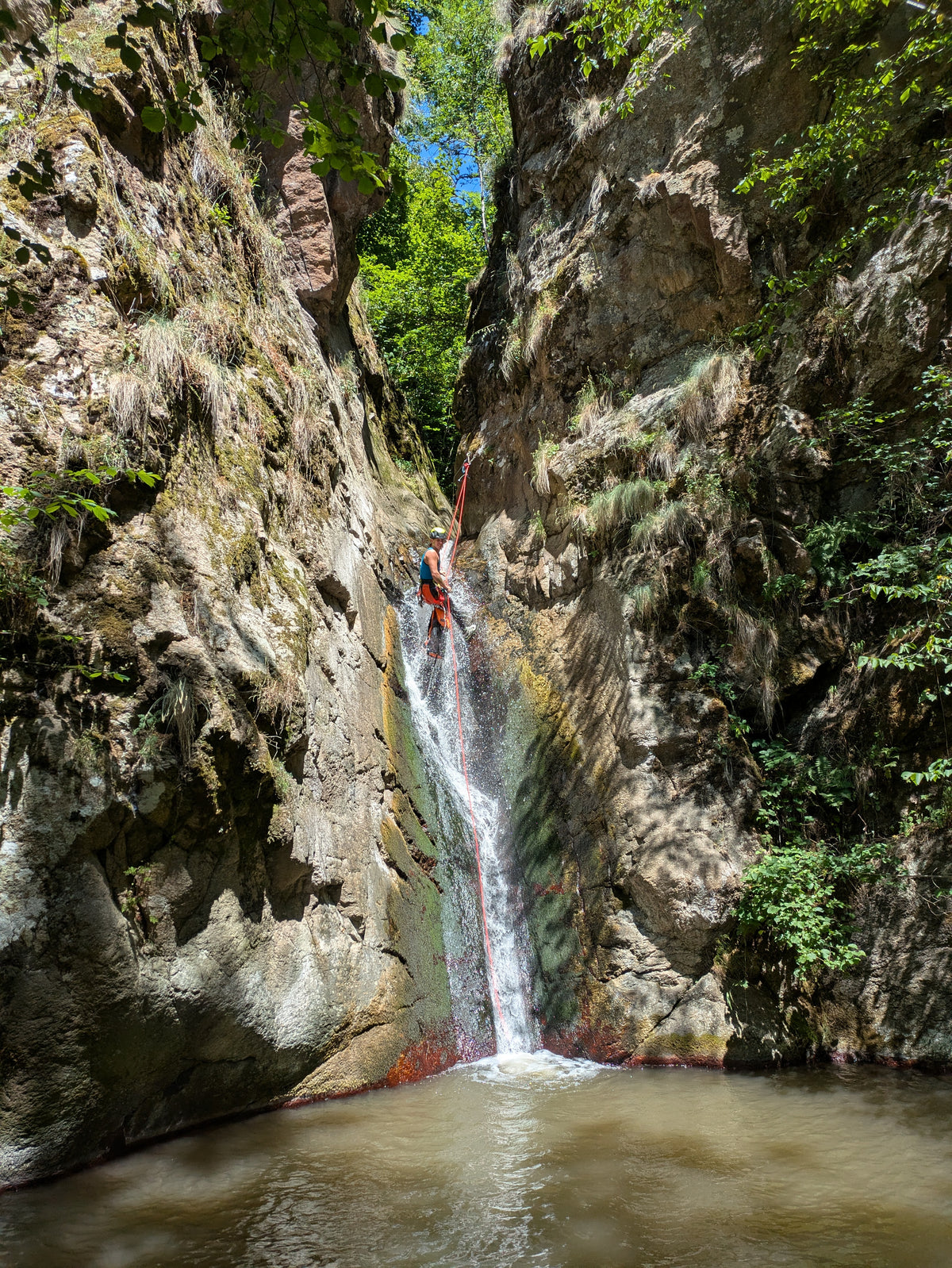 Canyon Slide — toboggans, cascades et rappels en Haute-Loire avec Fellaventure