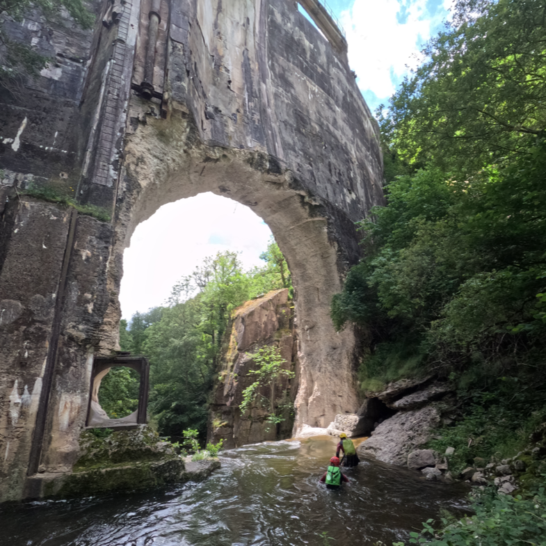 Canyoning au Canyon Hors du Temps dans les gorges sauvages du Nord Aveyron avec Fellaventure